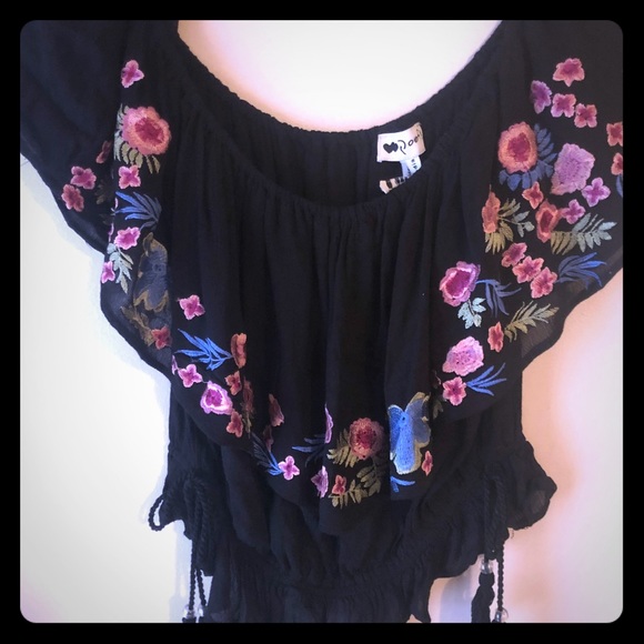 Poof! Tops - 💜 NWT! ✨ Poof! Black cold shoulder crop top